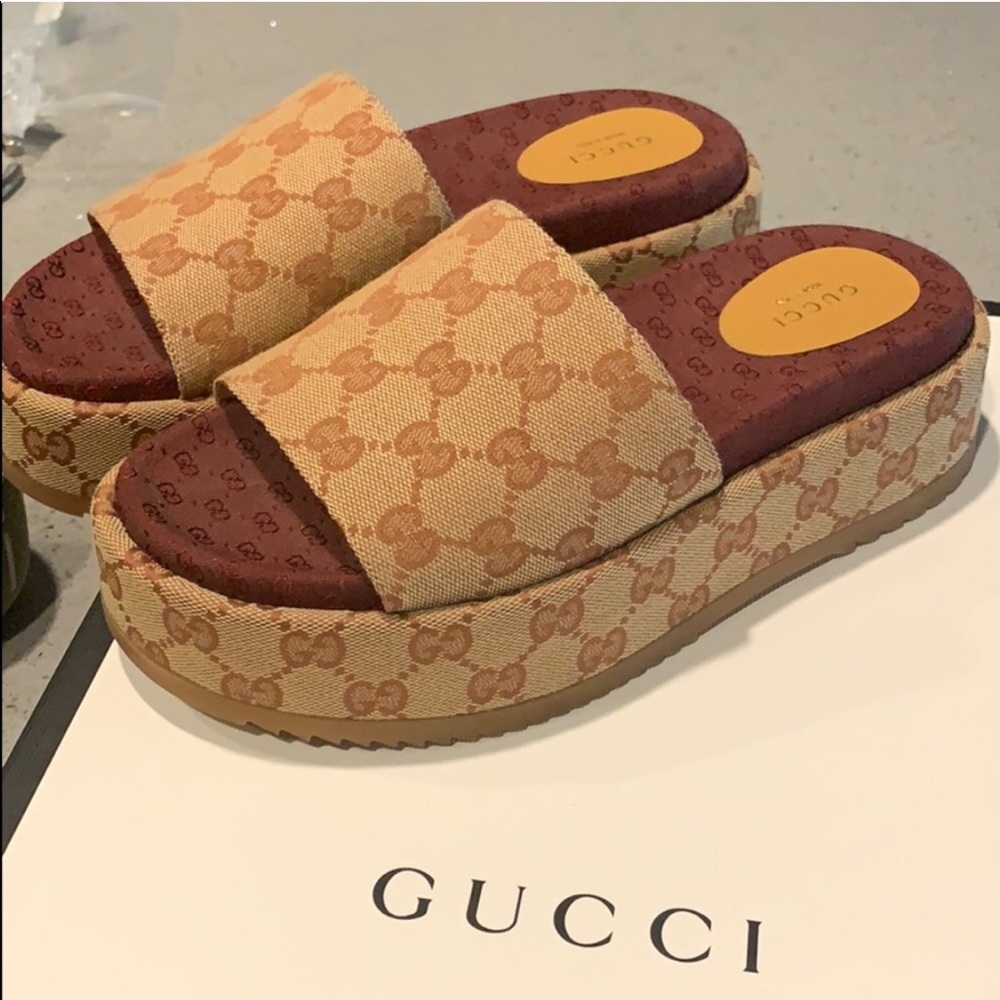 Gucci Flat Sandals Size 38 ISO size 39